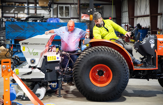 Brandon Cox hooks up STEC's VGR TopChanger with David Taylor. (Photo: STEC Equipment)